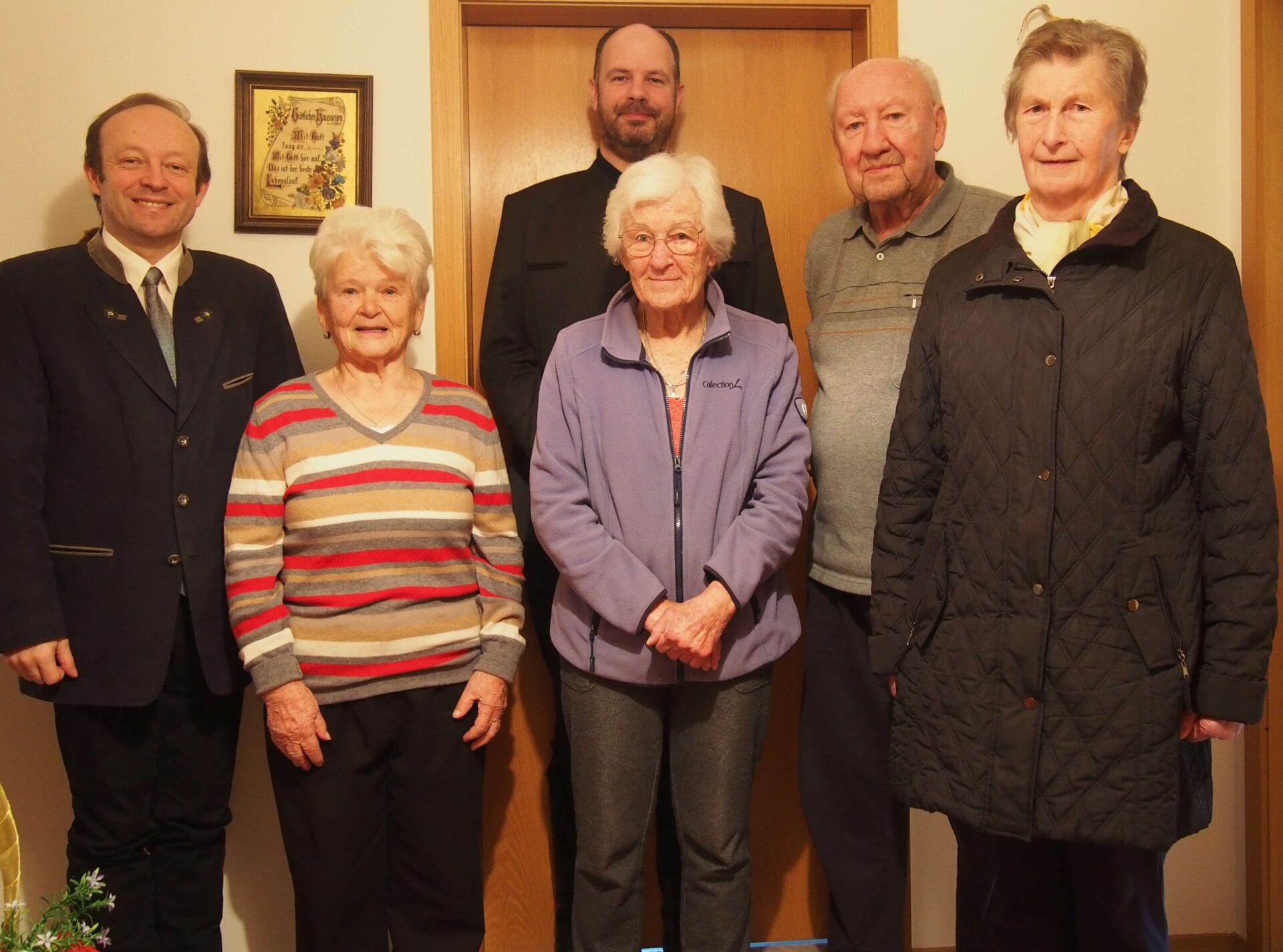 Das Bild zeigt in der Bildmitte Christa Paukner (2. v. re.) im Kreise der Gratulanten: von rechts: Elisabeth Hofmann, Gerhard Puberl, Ingrid Puberl, Pfarrer Gerhard Pöpperl, Jubilarin Christa Paukner und Bürgermeister Christian Hirtreiter