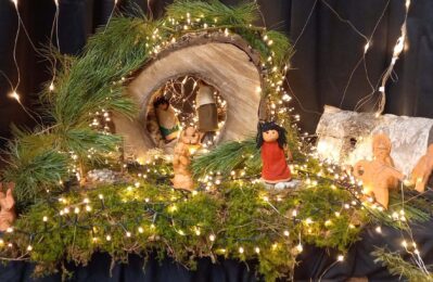 Ein Teil der wunderschönen sehr großzügig gestalteten Schul-Ton-Krippe. Die handwerklich von Schülern gestaltete Ton-Schulkrippe ist im Eingangsbereich der Schule der Hingucker in der Adventszeit.