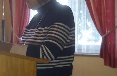 Bild von Vorstandsmitglied Monika Stegemann beim Vortragen besinnlicher Texte im vollbesetzten Gasthof „Brunner“