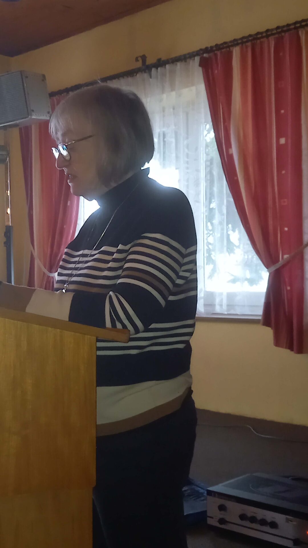 Bild von Vorstandsmitglied Monika Stegemann beim Vortragen besinnlicher Texte im vollbesetzten Gasthof „Brunner“