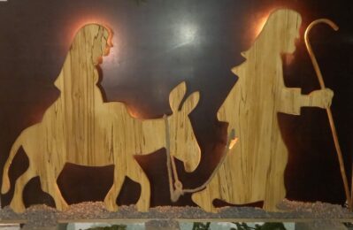 Die Weihnachtsszenerie des Straßkirchner Künstlers Walter Lorenz bettet sich harmonisch in den Zugangsbereich des Straßkirchner Pfarrheims ein. Die Szenerie erfreut dann die Bevölkerung bis 12.1.26.