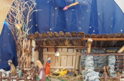 Im Bild ein Teil der Krippenlandschaft am Nikolausabend beim "Straßkirchner Adventsfenster 2025" der Familie Orth: eine selbstgestaltete Kofferkrippe, die leicht aufgebaut und auch wieder schnell platzsparend verstaut werden kann. Der Nikolaus beschenkt bei dem "Event" auch die braven Kinder.