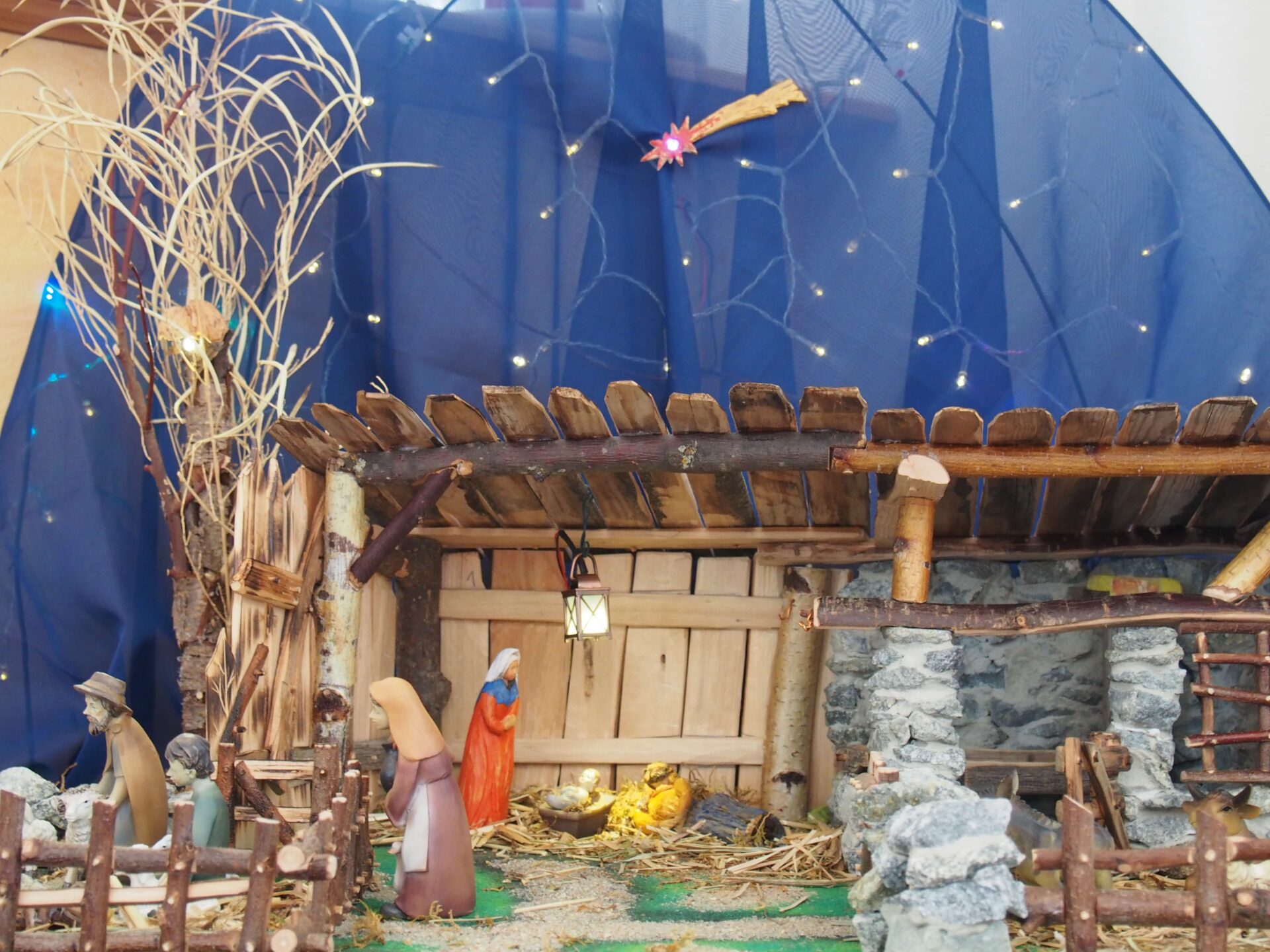 Im Bild ein Teil der Krippenlandschaft am Nikolausabend beim "Straßkirchner Adventsfenster 2025" der Familie Orth: eine selbstgestaltete Kofferkrippe, die leicht aufgebaut und auch wieder schnell platzsparend verstaut werden kann. Der Nikolaus beschenkt bei dem "Event" auch die braven Kinder.