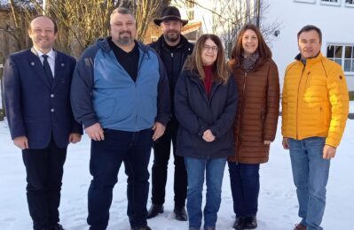Die Führungsriege nach der Neuwahl mit Ortspfarrer und Bürgermeister im Pfarrgarten Schambach beim Gruppenbild