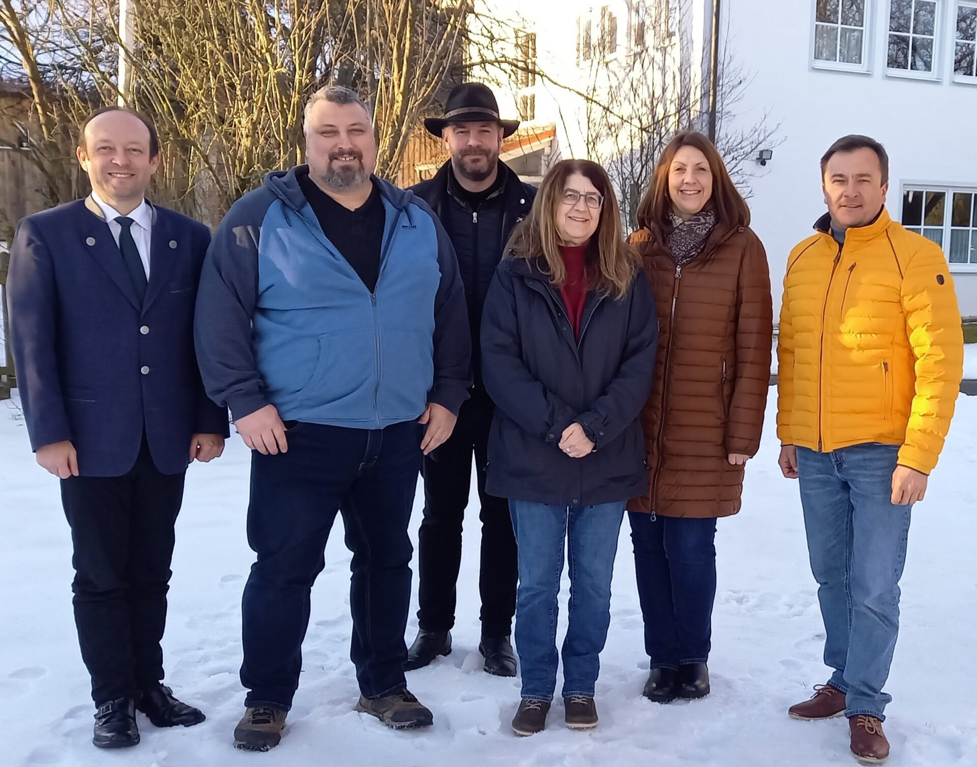 Die Führungsriege nach der Neuwahl mit Ortspfarrer und Bürgermeister im Pfarrgarten Schambach beim Gruppenbild