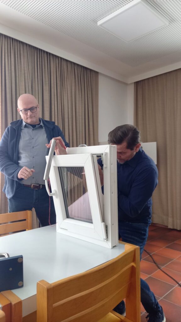 2 Personen brechen ein Fenster auf