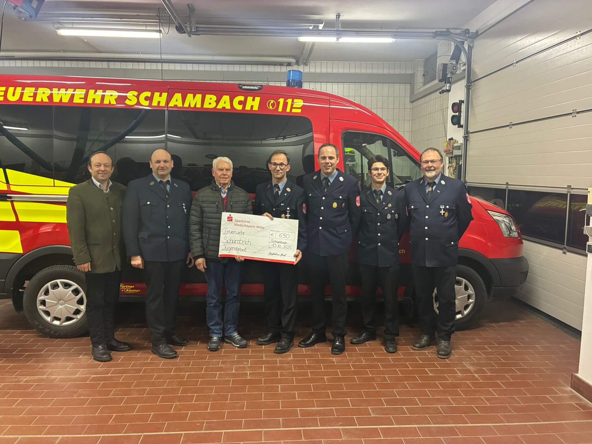 Spende für die Jugendarbeit der Feuerwehr