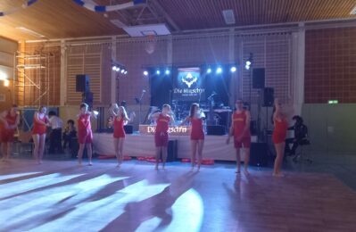 Mehrere Personen bei Faschingstanz