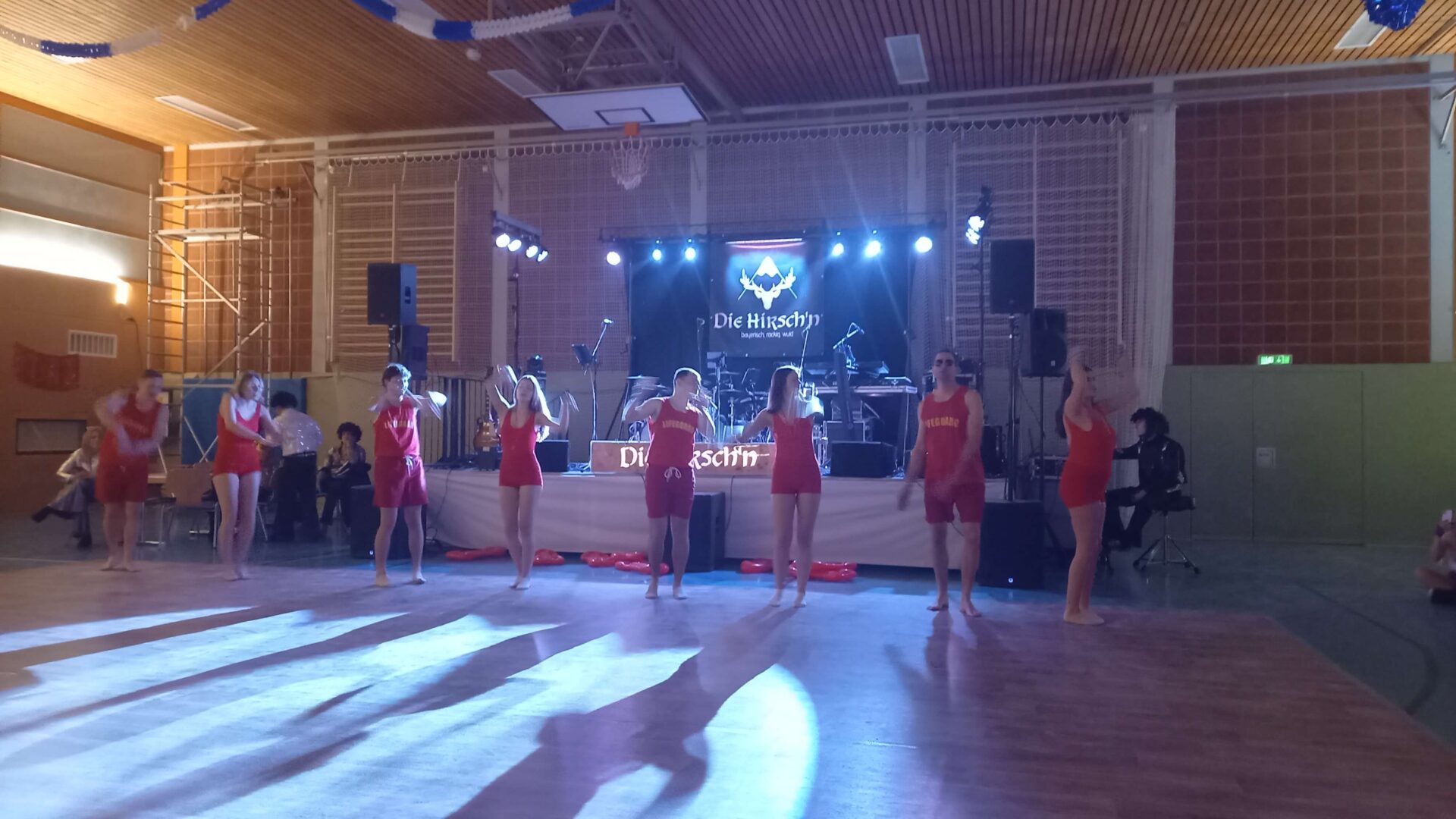 Mehrere Personen bei Faschingstanz