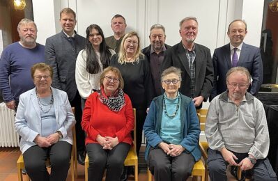 Gruppenbild der Künstlergemeinschaft mit Dr. Olaf Heinrich und Hubert Huber (Vorsitzender des BBK Niederbayern)