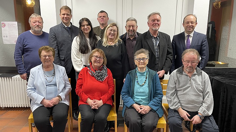 Gruppenbild der Künstlergemeinschaft mit Dr. Olaf Heinrich und Hubert Huber (Vorsitzender des BBK Niederbayern)