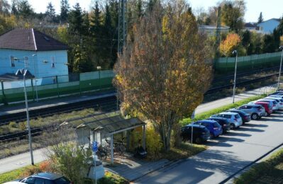 Autos parken an der Bahnstrecke