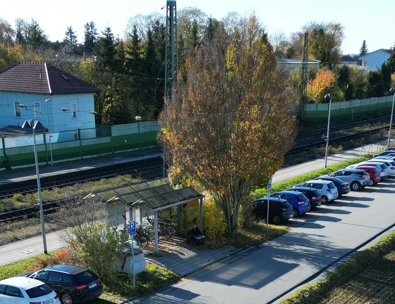 Autos parken an der Bahnstrecke