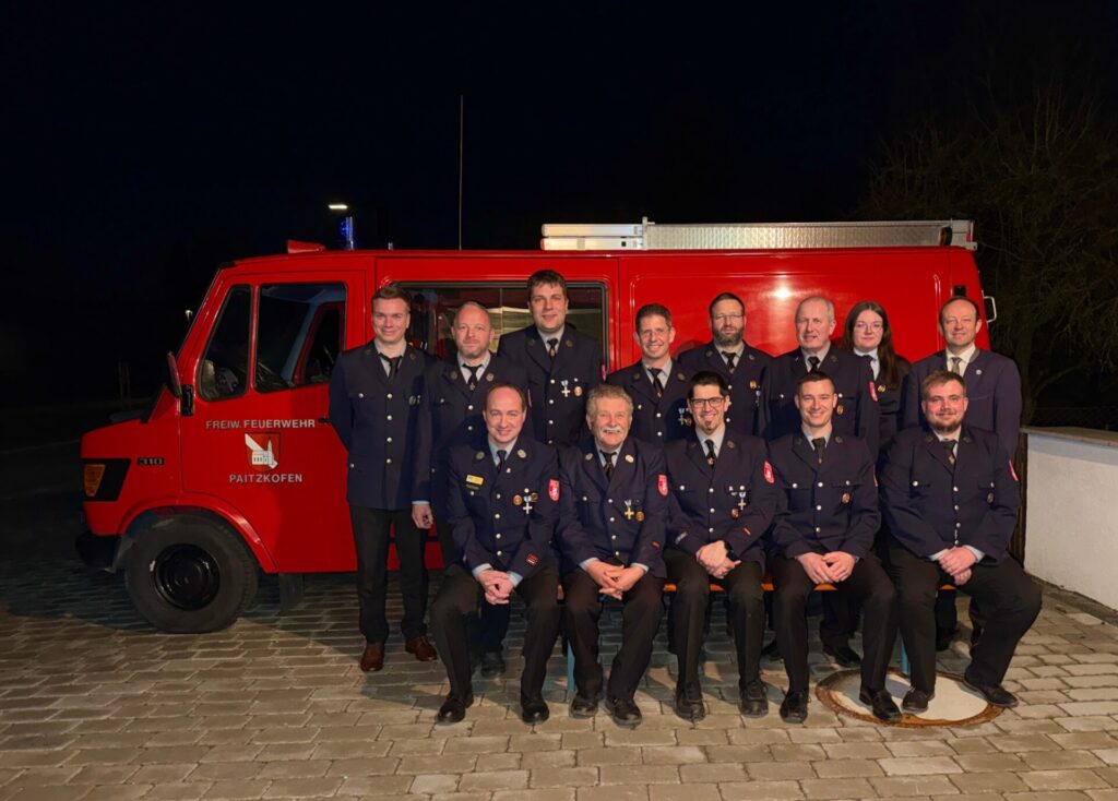 Gruppenfoto vor Feuerwehrauto