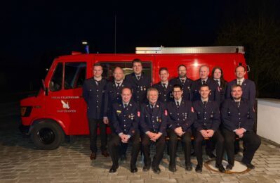 Gruppenfoto vor Feuerwehrauto