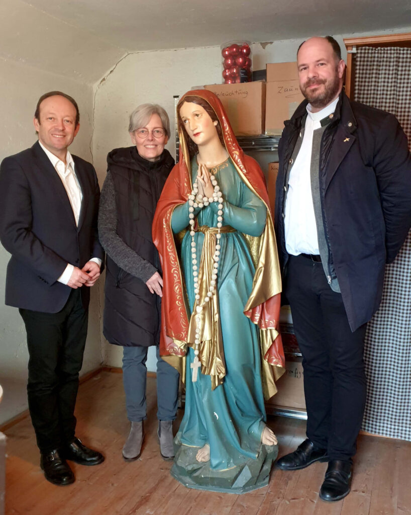 Gruppenfoto mit Madonna-Figur