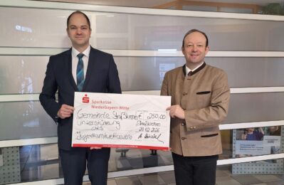 2 Personen bei Scheckübergabe