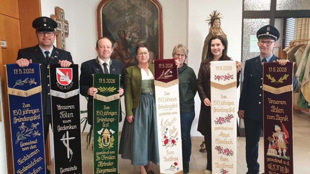 Gruppenfoto mit Fahnenbändern