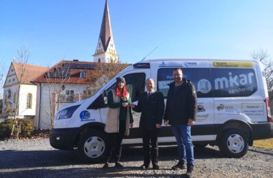 Gruppenfoto vor Mietbus