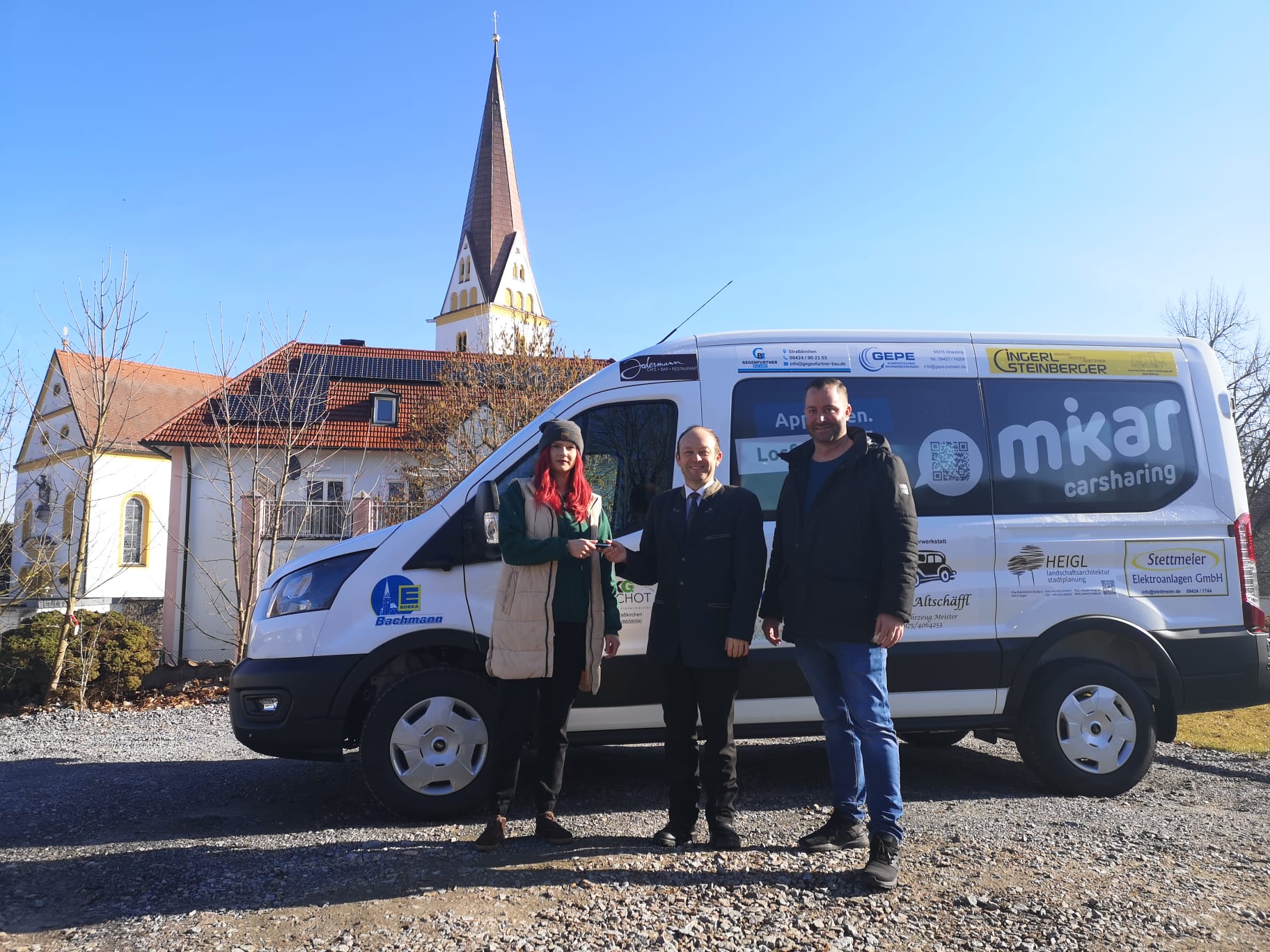 Gruppenfoto vor Mietbus