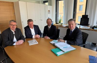 Gruppenfoto bei Besprechung