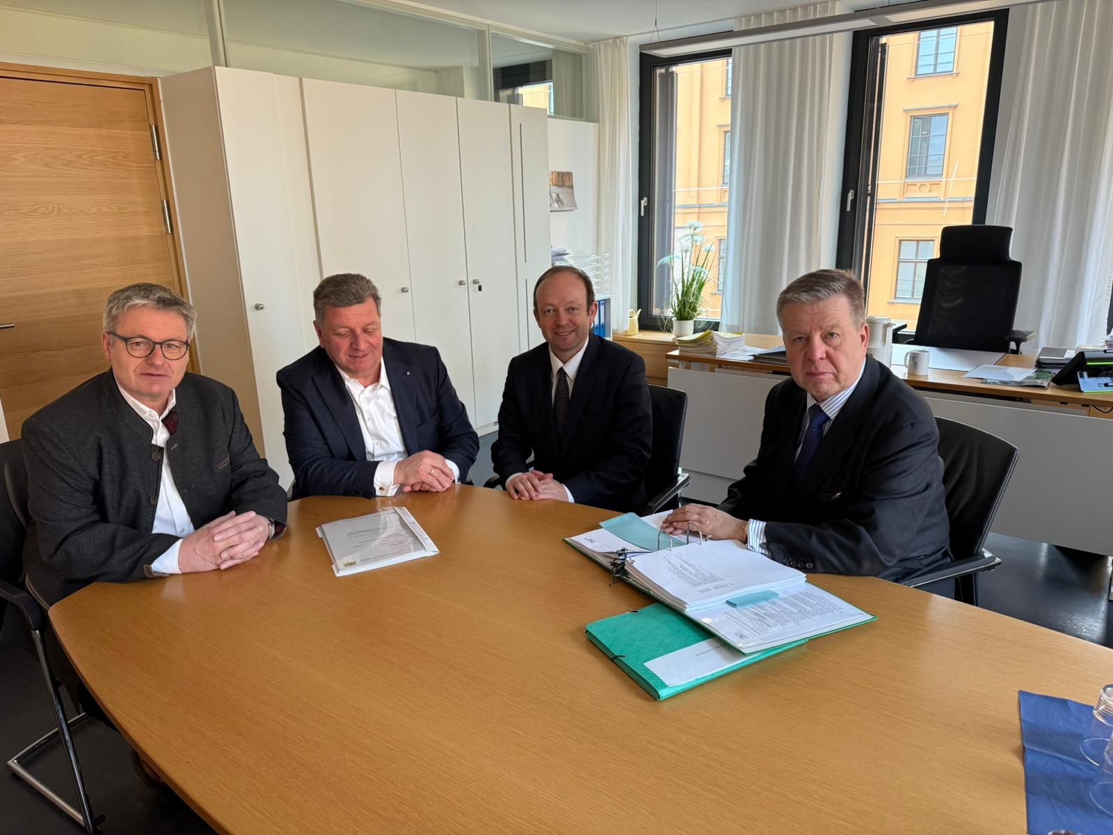 Gruppenfoto bei Besprechung