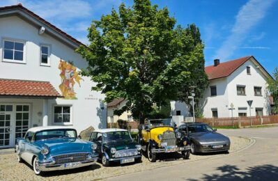 Oldtimer-Fahrzeuge vor dem Feuerwehrhaus