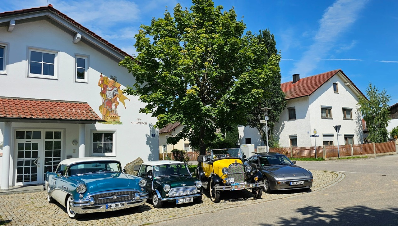 Oldtimer-Fahrzeuge vor dem Feuerwehrhaus