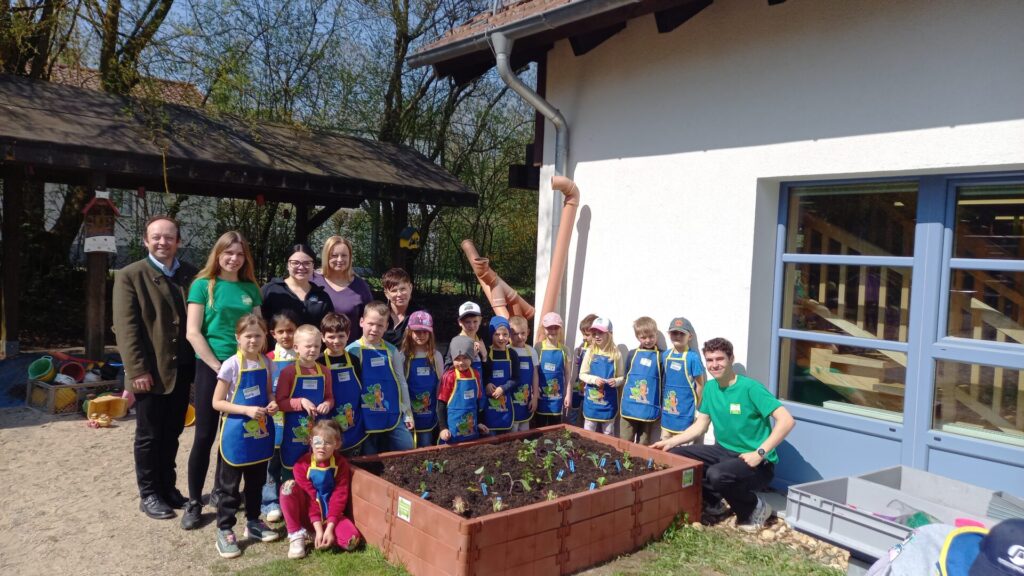 Gruppenfoto am Hochbeet