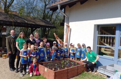 Gruppenfoto am Hochbeet