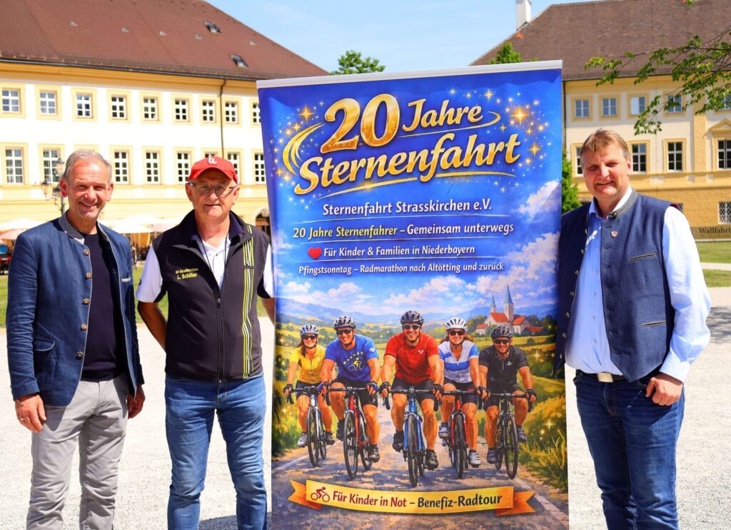 Gruppenfoto vor Plakat