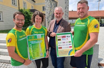 Gruppenfoto der Veranstalter mit Plakat