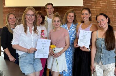 Gruppenbild bei der Urkundenübergabe
