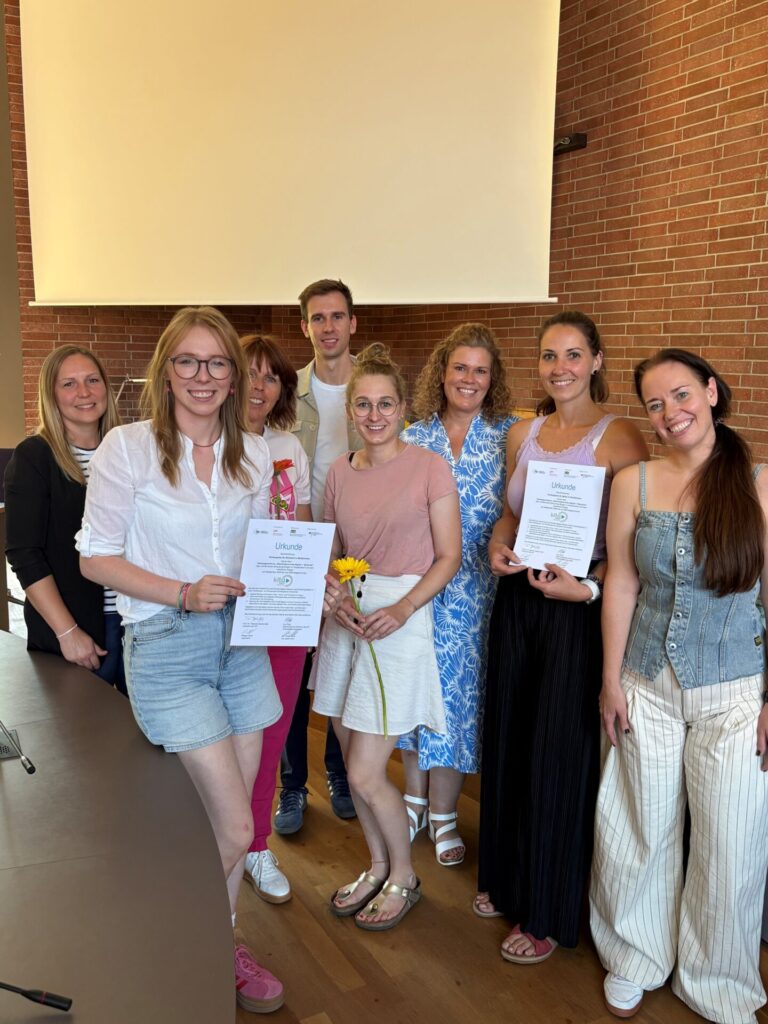Gruppenbild bei der Urkundenübergabe