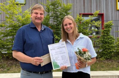 2 Personen bei Urkundenübergabe