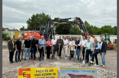 Gruppenfoto bei Spatenstich