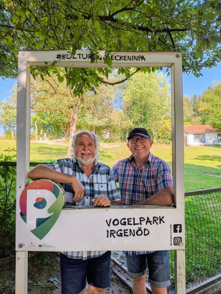 2 Männer bei dem Schild des Tierparkes