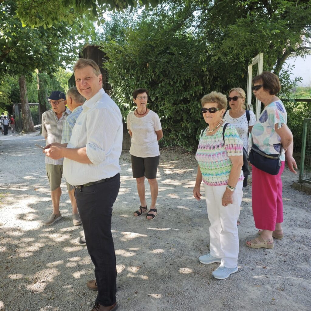 Eine Gruppe Menschen auf dem Spaziergang